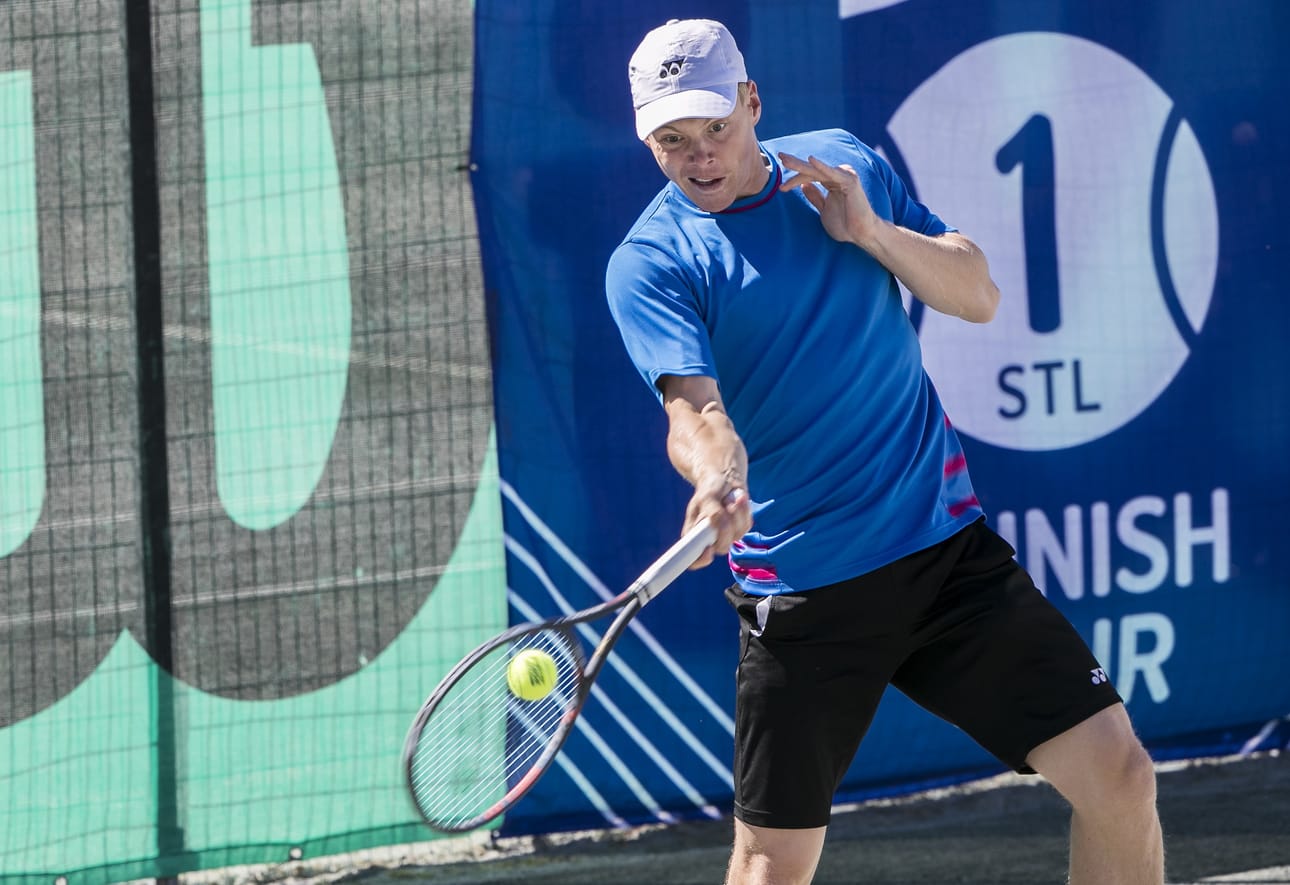 Harri Heliövaara jätti Patrik Niklas-Salmisen vaille mahdollisuuksia miesten kaksinpelin finaalissa.