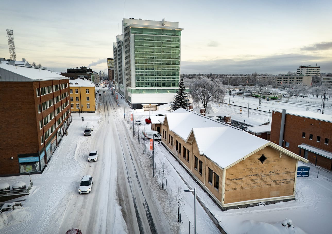 Rakennuksen edessä oleva kevyen liikenteen väylä on aidattu pois käytöstä työmaan ajaksi.