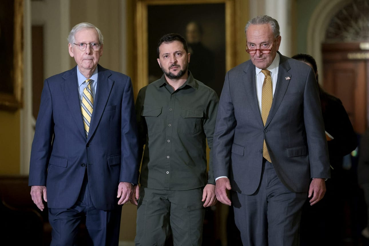 Ukrainan presidentti Volodymyr Zelenskyi on saapunut vierailulle Yhdysvaltain pääkaupunkiin Washingtoniin. Kuvassa Zelenskyi sekä Yhdysvaltain senaattorit Mitch McConnell (vas.) ja Chuck Schumer (oik.). LEHTIKUVA / AFP