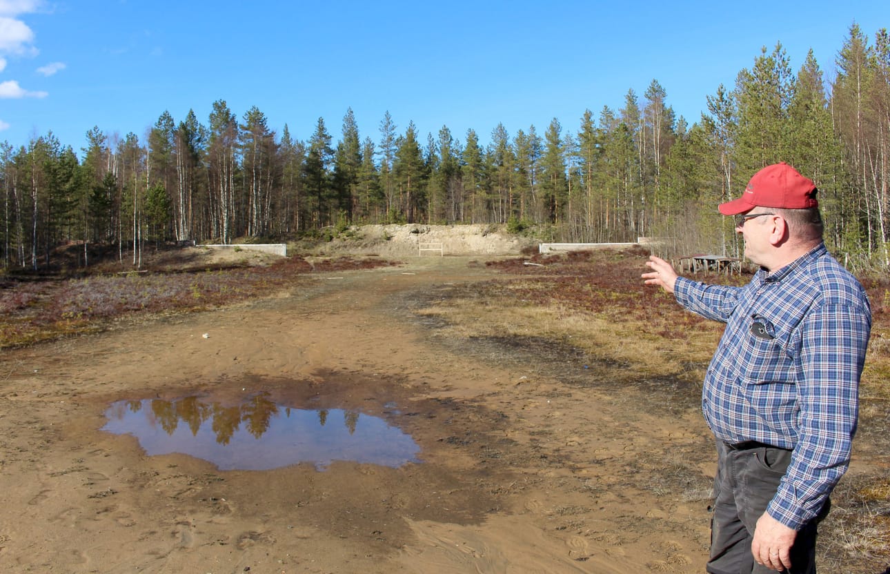 Rantsilan Riistamiesten puheenjohtaja Ari Tuovinen esittelee 1980-luvulla rakennetun radan miljöötä. Rata kunnostetaan kuluvan vuoden aikana nykyvaatimukset täyttävään kuntoon ja entistä paremmin ammuntaa harrastavia palvelevaksi.