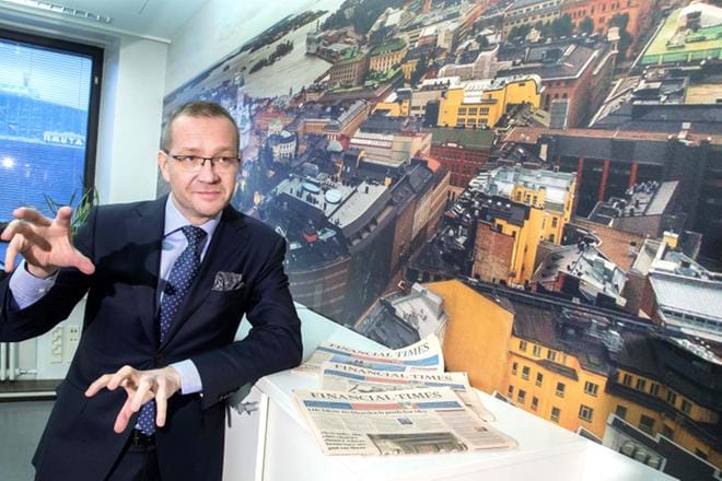 Juho Romakkaniemi ihmettelee intoa tuoda liike-elämän tehokkuusopit politiikkaan. "Yrityksen perimmäisenä tehtävänä on tuottaa voittoa. Politiikassa taas tarkoituksena on ratkoa yhteiskunnallisia ongelmia rauhanomaisin keinoin. Ne ovat eri prosesseja." KUVA: