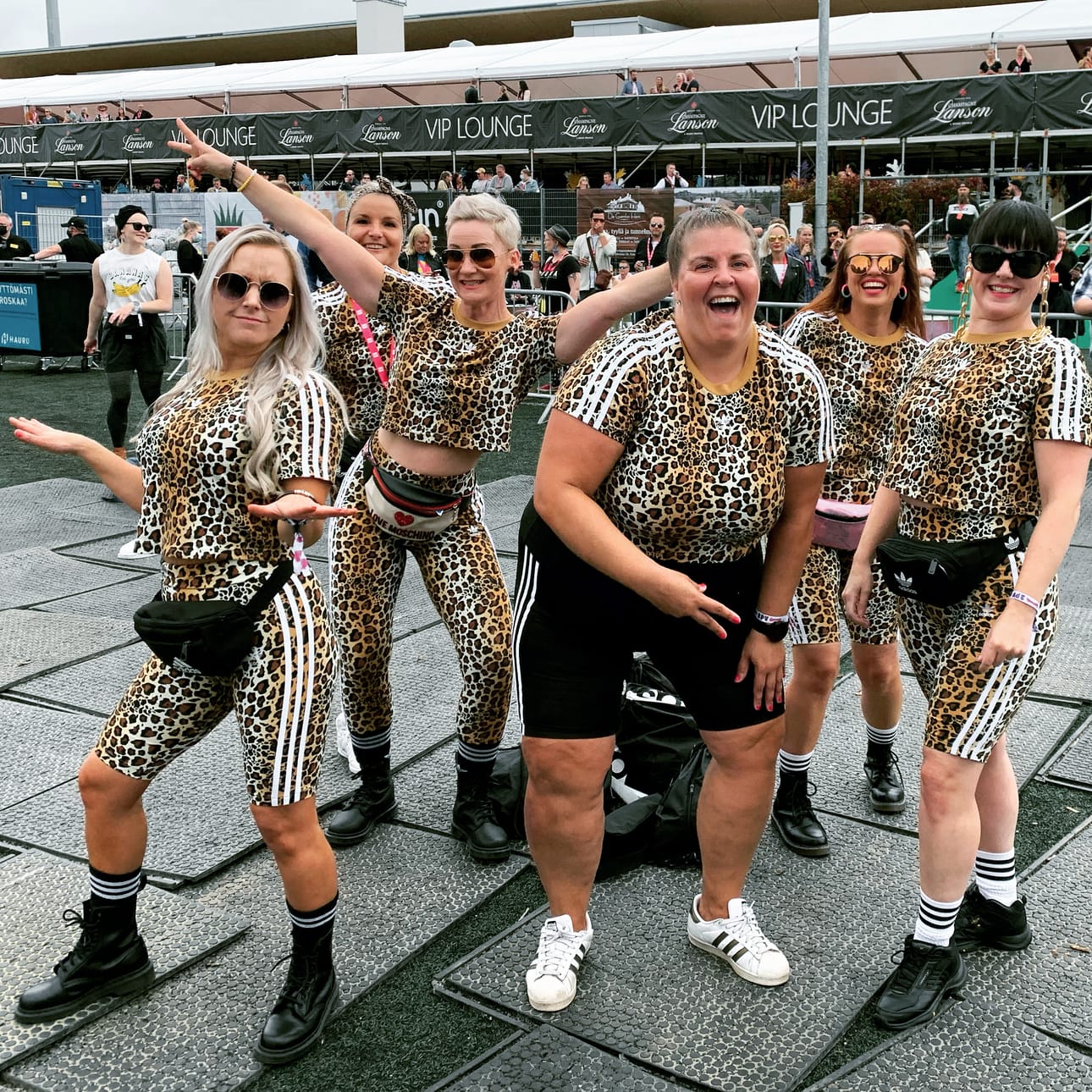 Katri Kivarin kaveriporukka pukeutui 2021 vuoden Qstockiin leopardiasuihin. Kivari levittelee käsiään kuvassa kolmantena vasemmalta.