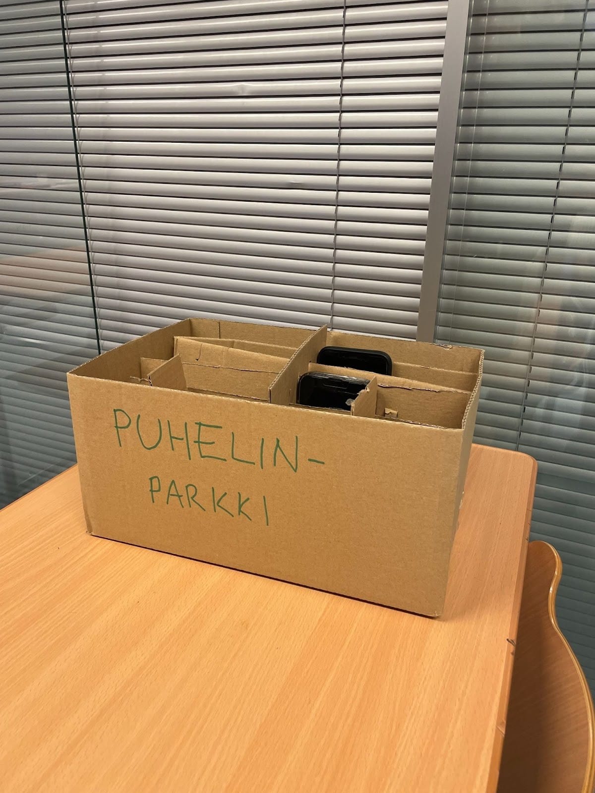 Tupoksen koulun biologian luokan puhelinparkki.