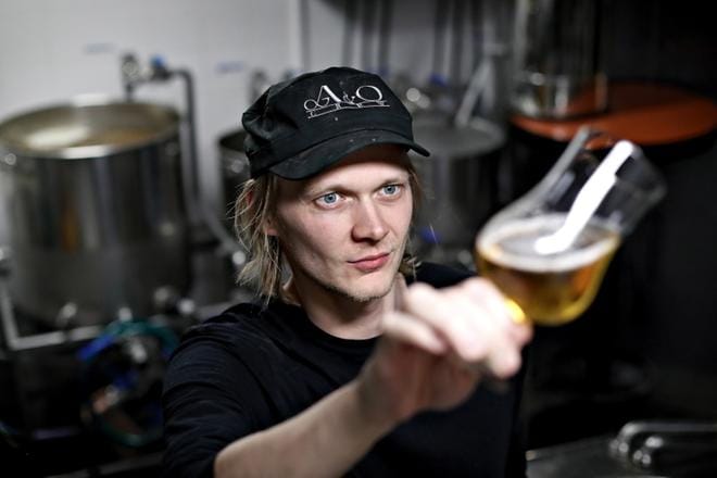 Yrittäjä Ville Isotalon lasissa on Vixen-panimon ensimmäistä tuotetta. Se on helles-tyyppinen lager. Kuvat: Tomi Kosonen.