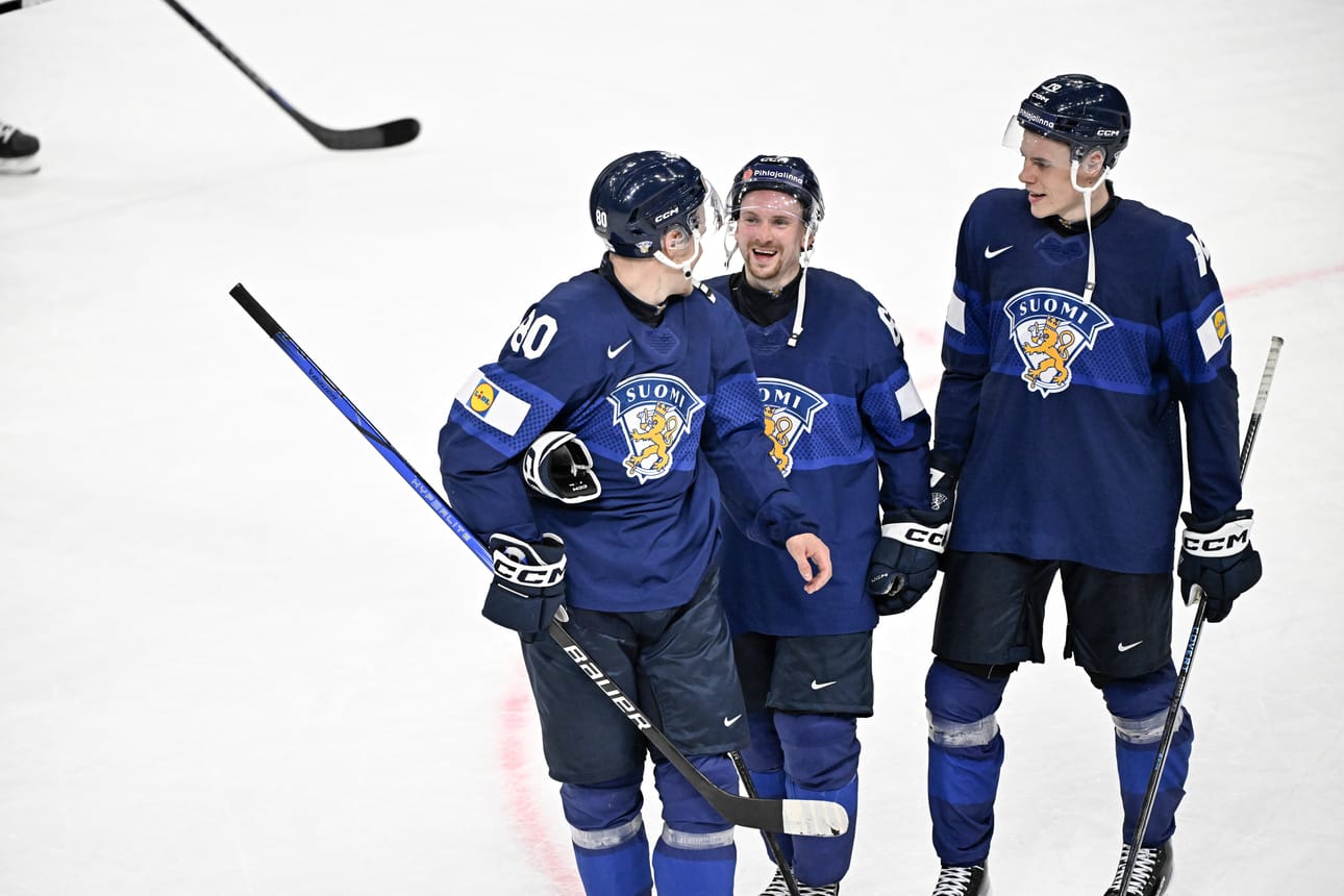 Saku Mäenalanen (vas.), Sakari Manninen ja Waltteri Merelä ottivat ilon irti Leijonien välieräpaikasta. Varsinkin Manninen oli puolivälieräottelussa elementissään.