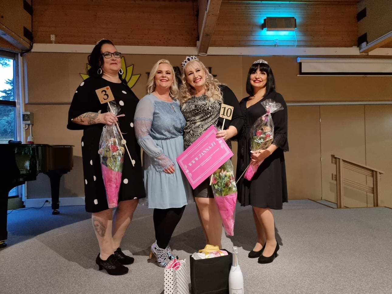 Kurvikuningatar-kilpailun voittajakolmikkoon kipusivat kurvikuningattareksi kruunattu Lea Mansikkaviita, ensimmäinen perintöprinsessa Maria Pohjoisaho (oik.) ja toinen perintöprinsessa Elina Pekkanen (vas.). Pekkasen vieressä myös missiemo Hanna Määttä.