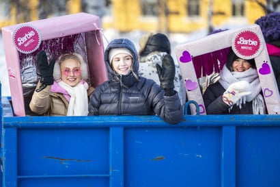 Barbiet ja satuhahmot juhlivat hyytävässä pakkasessa – Seurasimme penkkarihulinoita Oulun keskustassa