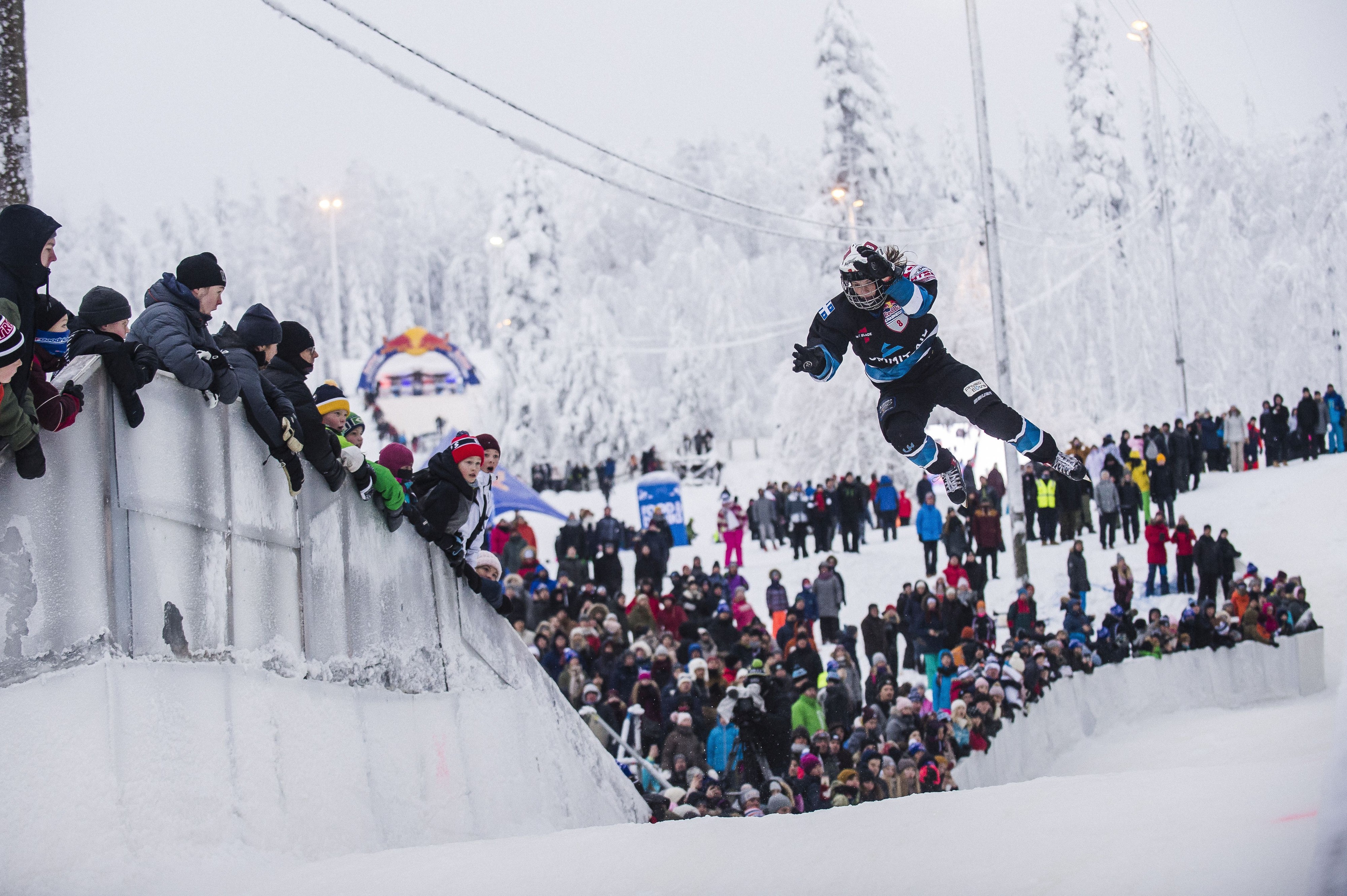 Monituhatpäinen jyväskyläläisyleisö sai nähdä MM-osakilpailussa näyttäviä hyppyjä.