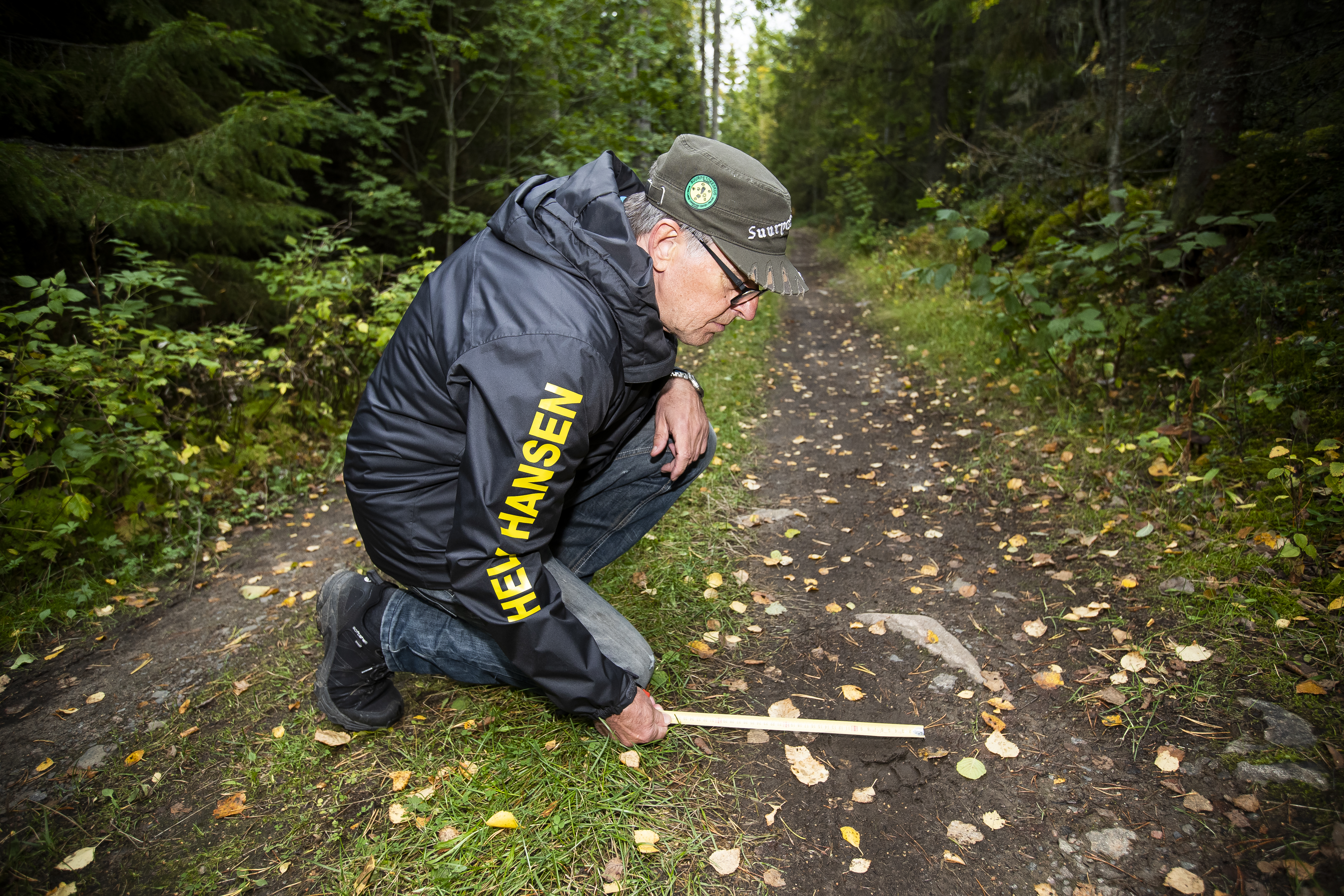 Esko Raitalä löysi karhun jaljet Peltomaanperältä.