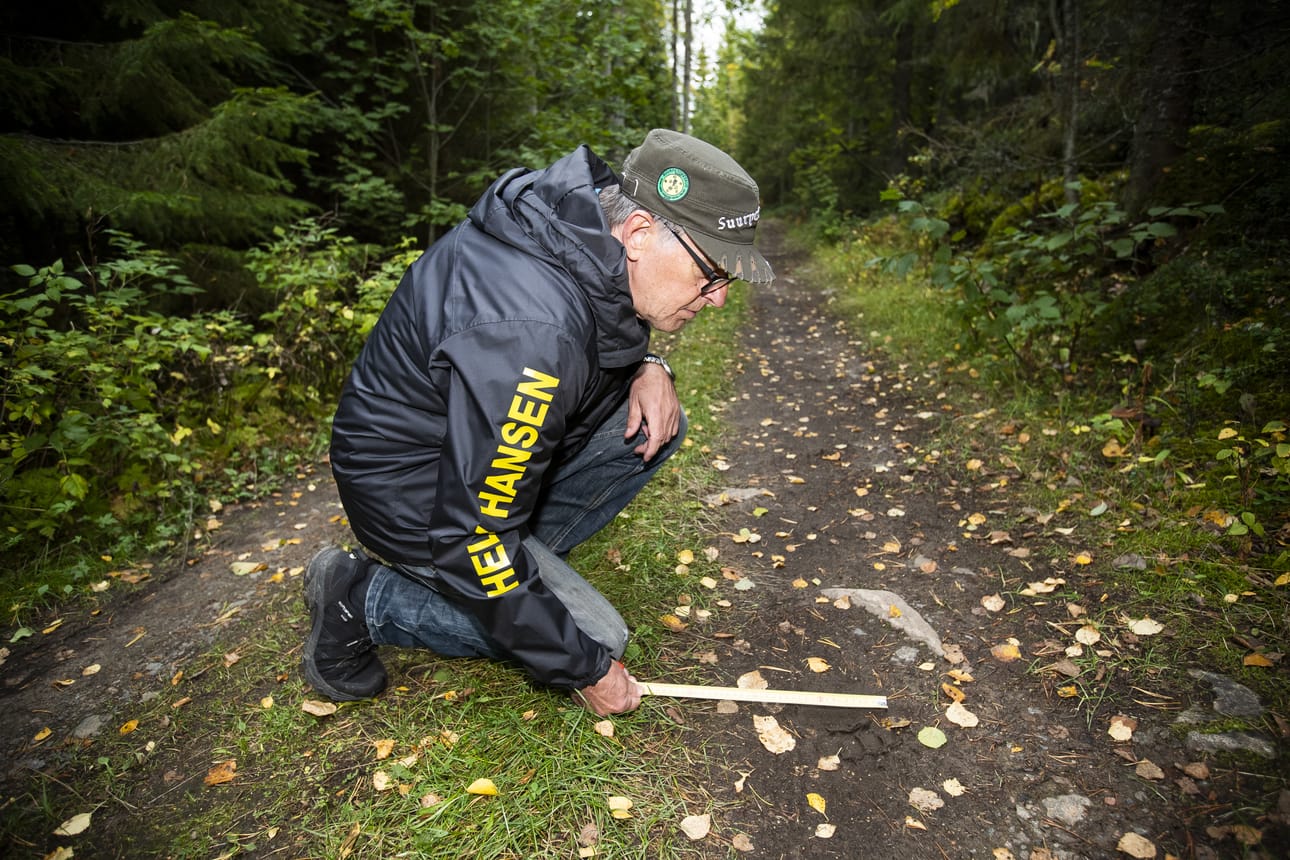 Esko Raitalä löysi karhun jaljet Peltomaanperältä.