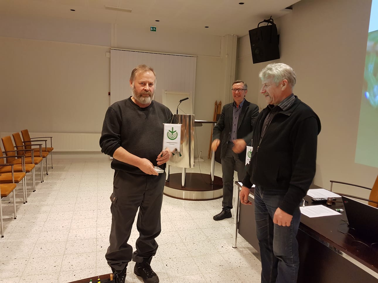 Erkki Kestilä (vas) vastaanotti metsänhoitoyhdistyksen viirin Juhani Kumpusalolta (keskellä) ja Raimo Jokelalta (oik).