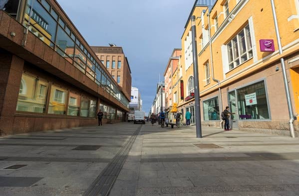 Rotuaarilla pienten liikehuoneistojen neliövuokrat nousevat jopa 100 euroon.