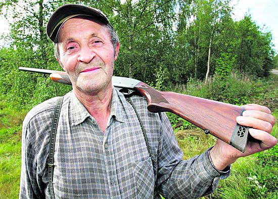 Ruotsalaisten ja Korhosten jahtiporukka taivalsi niityn reunaan asemiin hyvissä ajoin ennen puolta päivää sunnuntaina. Vain hanhet jäivät tulematta.