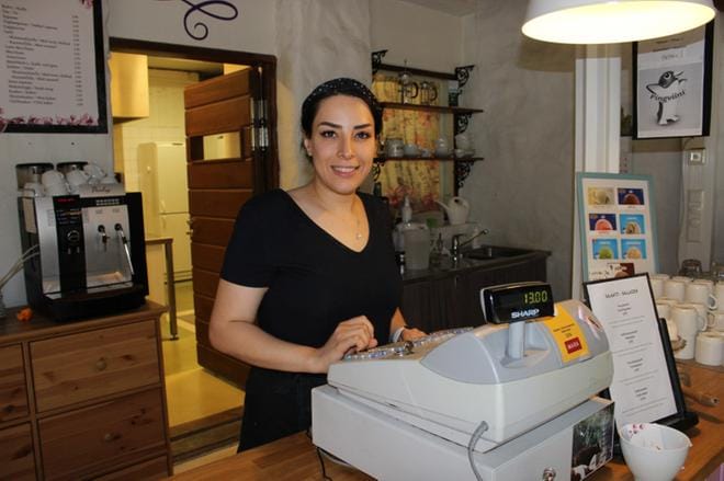 Samira Masodi aloitti työt kahvilassa kauppakirjan allekirjoittamisen jälkeen. KUVA: TAUNO RIIHILUOMA