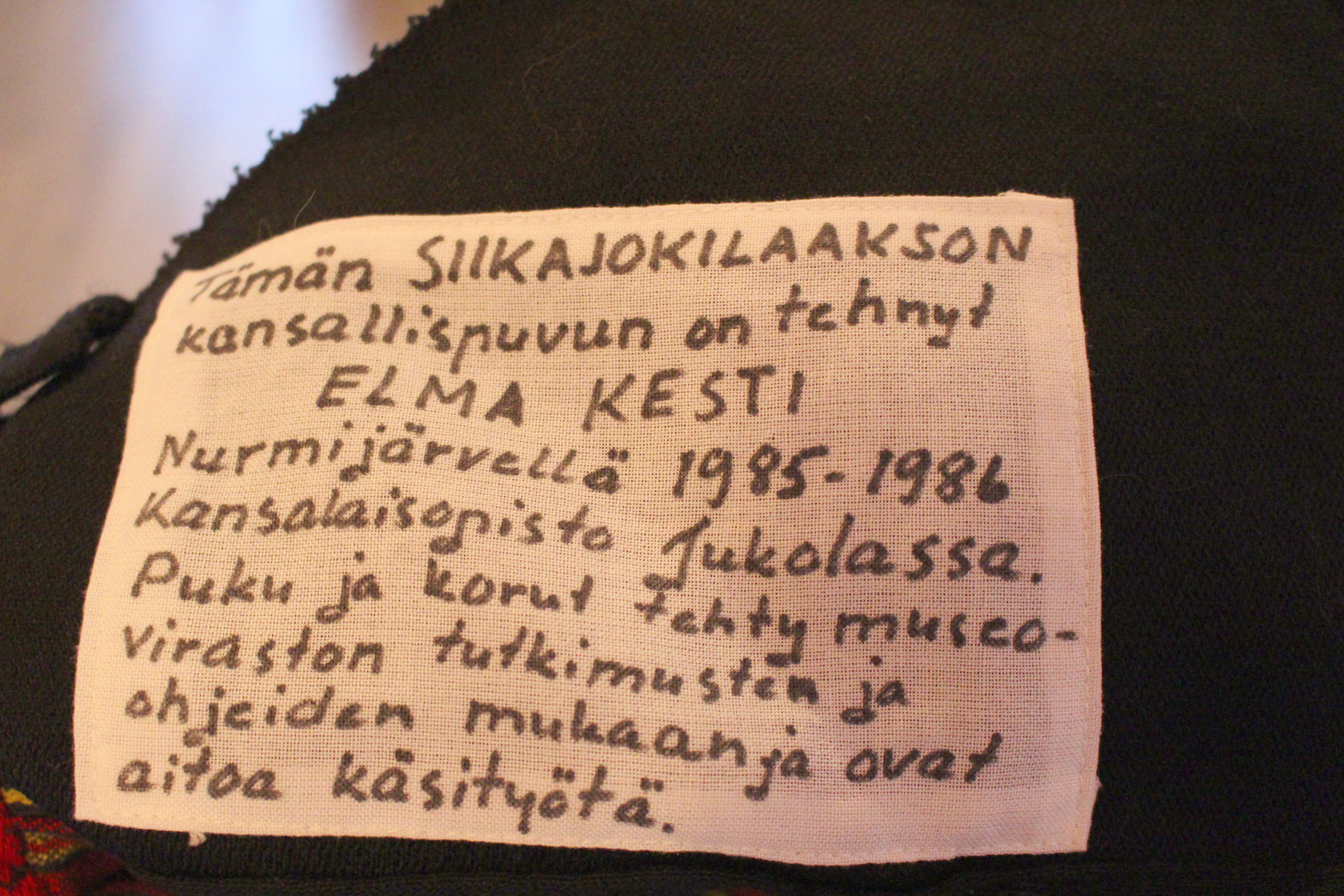 Kansallispuku on arvokas juhla-asu. Elma Kesti on piilottanut pukunsa sisään kokonaisuuden historiatiedot.