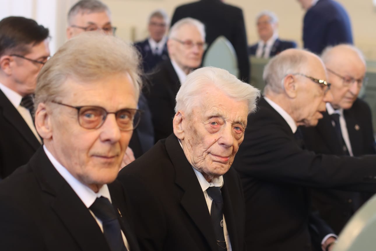 102-vuotias veteraani Erkki Malmi on laulanut Alahärmän veteraanikuorossa sen perustamisesta lähtien. Poikansa Seppo Malmi kuuluu samaan kokoonpanoon.