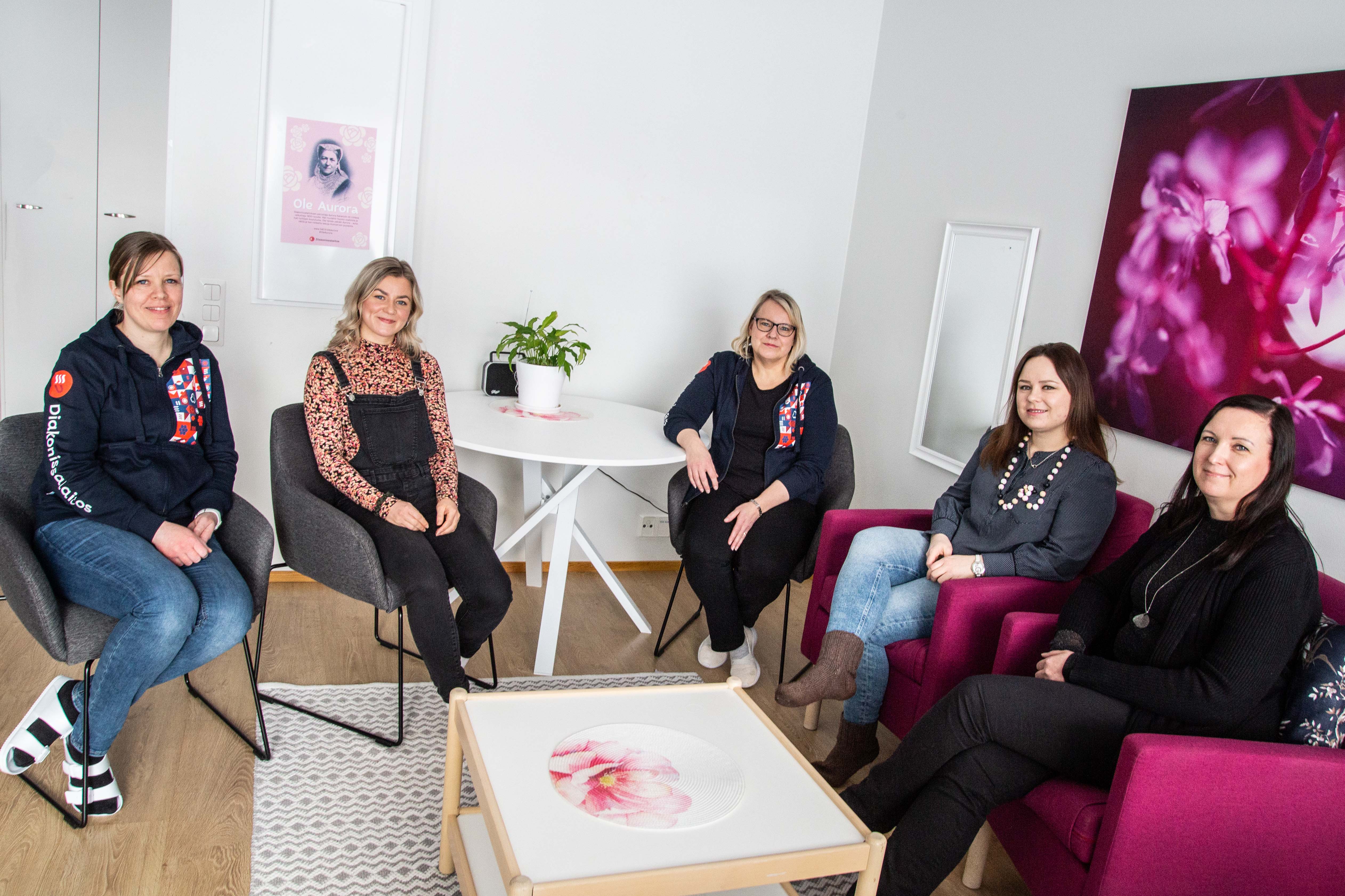Uusi sukupuolisensitiivisen valmennuksen käsikirja auttaa ammattilaisia kohti parempia kohtaamisia nuorten kanssa – ”Jokainen nuori haluaa tulla nähdyksi omana itsenään”
