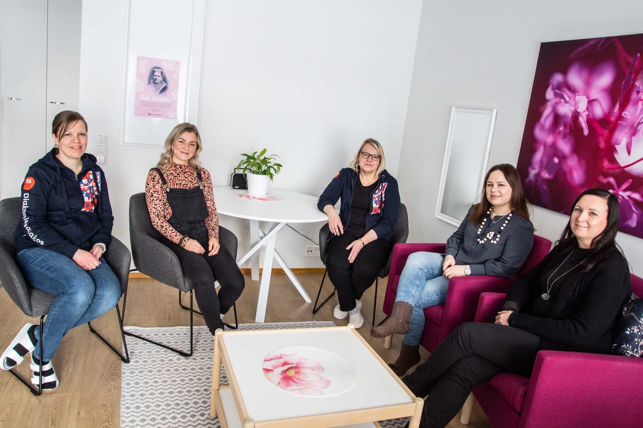 Diakonissalaitoksen Vamos Rovaniemen toiminnassa nuori on aina kaiken keskiössä. Valmennustiimiin kuuluvat Tuovi Honkela, Vilja Hakanen, Marja-Leena Mourujärvi, Ina Sandholm sekä palveluyksikön johtaja Minna Kestilä-Suopajärvi. Viihtyisät ja kodinomaiset tilat sijaitsevat Rovaniemellä osoitteessa Lapinkatu 1.