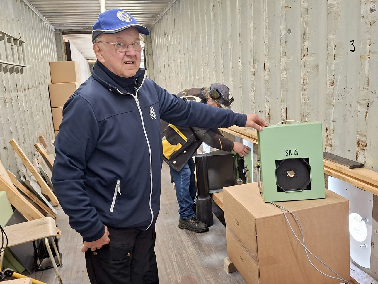 Veijo Aho esitteli seuran hankkimia elektronisia taululaitteita, joiden järjestelmä lähettää tiedot tietokoneelle ja laskee tulokset automaattisesti.