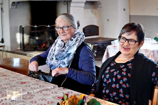 Sisko Halonen Lehtimäeltä ja Terttu Kallio Isostakyröstä täyttävät päivänsä vapaaehtoistyöllä. Se tuo tarkoituksenmukaisuutta elämään. KUVA: KARI LÖFHJELM