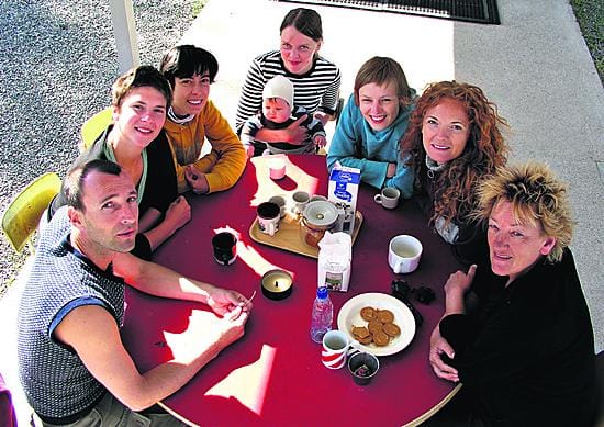 Residenssin aamuhetki kahvipöydässä vasemmalta Joa Hug (Saksa), Sonja Pregrad (Kroatia), Violetta Perra (Italia), Anna Torkkel sylissään Elli-vauva sekä Eeva Muilu (Suomi), Stine Eva Jorgensen (Tanska) ja Ria Higler (Hollanti)