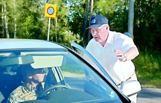 Parkkipalvelu pelaa. Tauno Männistö ohjaa Meri-Oulu-festivaalien liikennejärjestelyjä neljän muun miehen kanssa. Autoilijat saavat henkilökohtaiset neuvot, minne ajokin voi jättää.