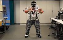 Jani Lehtovirta kehitti rungon robottipukujen pukemiseen