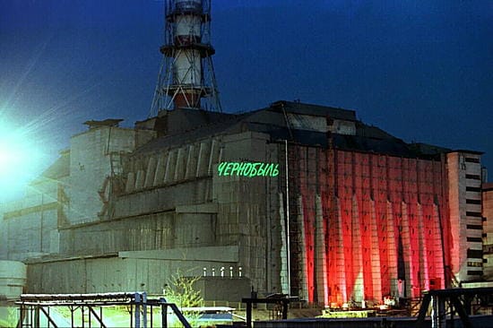 Kuvassa Tshernobylin ydinvoimala vuonna 1998, kun onnettomuudesta oli kulunut 12 vuotta.