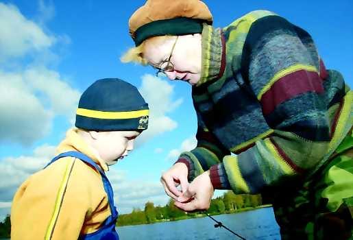 Oikea heitto-ote. Anneli-mummi opastaa Antonia oikeaan heitto-otteeseen.