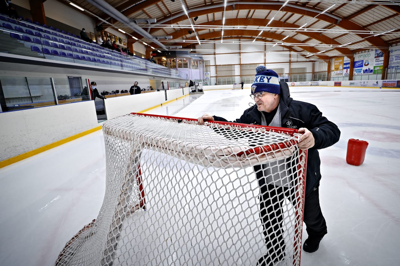 Jorma Lindqvist huolehtii kiekot ja maalit pois jääkoneen tieltä ennen Alavuden Peli-Veikkojen ja Lapuan Virkiän välistä ottelua.