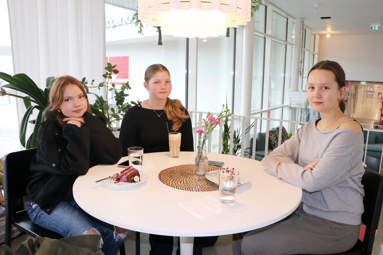 Aleksandra Puranen, Emma Rintala ja Venla Talvitie kertovat olevansa onnellisia, kun saavat asua rauhallisella paikkakunnalla perheen ja kavereiden ympäröimänä.