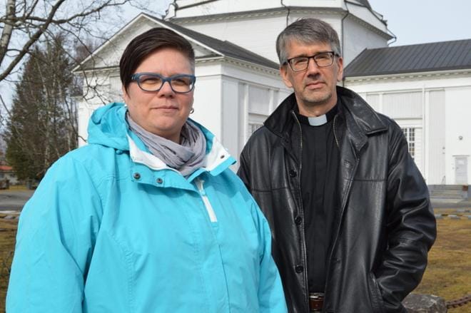 Mari Haarajärvi ja tuomiorovasti Matti Salomäki pitävät tärkeänä rakentavaa keskustelua. KUVA: MINNA YLIMÄKI-HEMMINKI