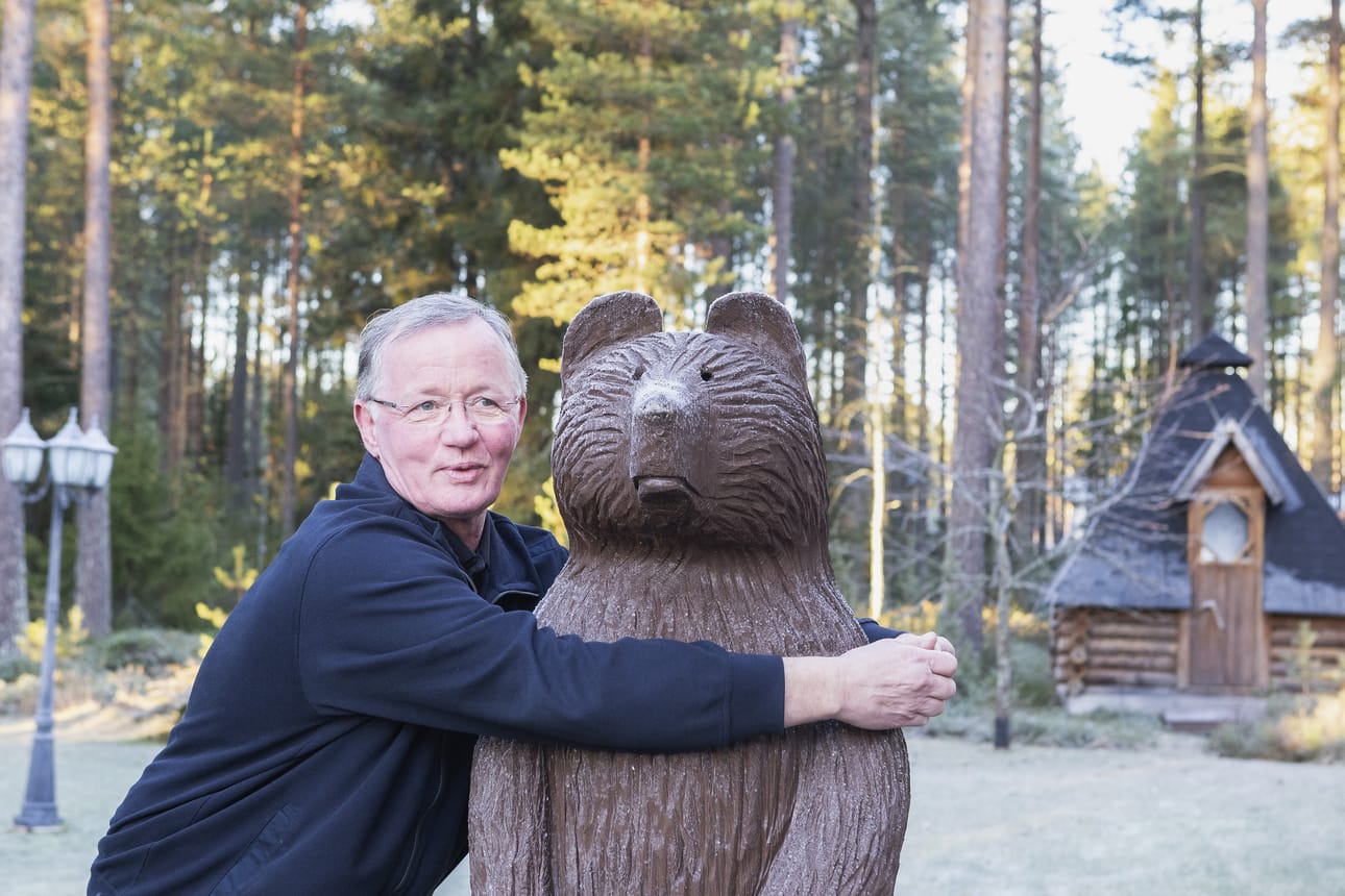 Jylhän männikön sankari Tapio Sipilä otti kotipihallaan tukevaan halaukseen karhun, jonka hän sai syntymäpäivälahjaksi kymmenen vuotta sitten.