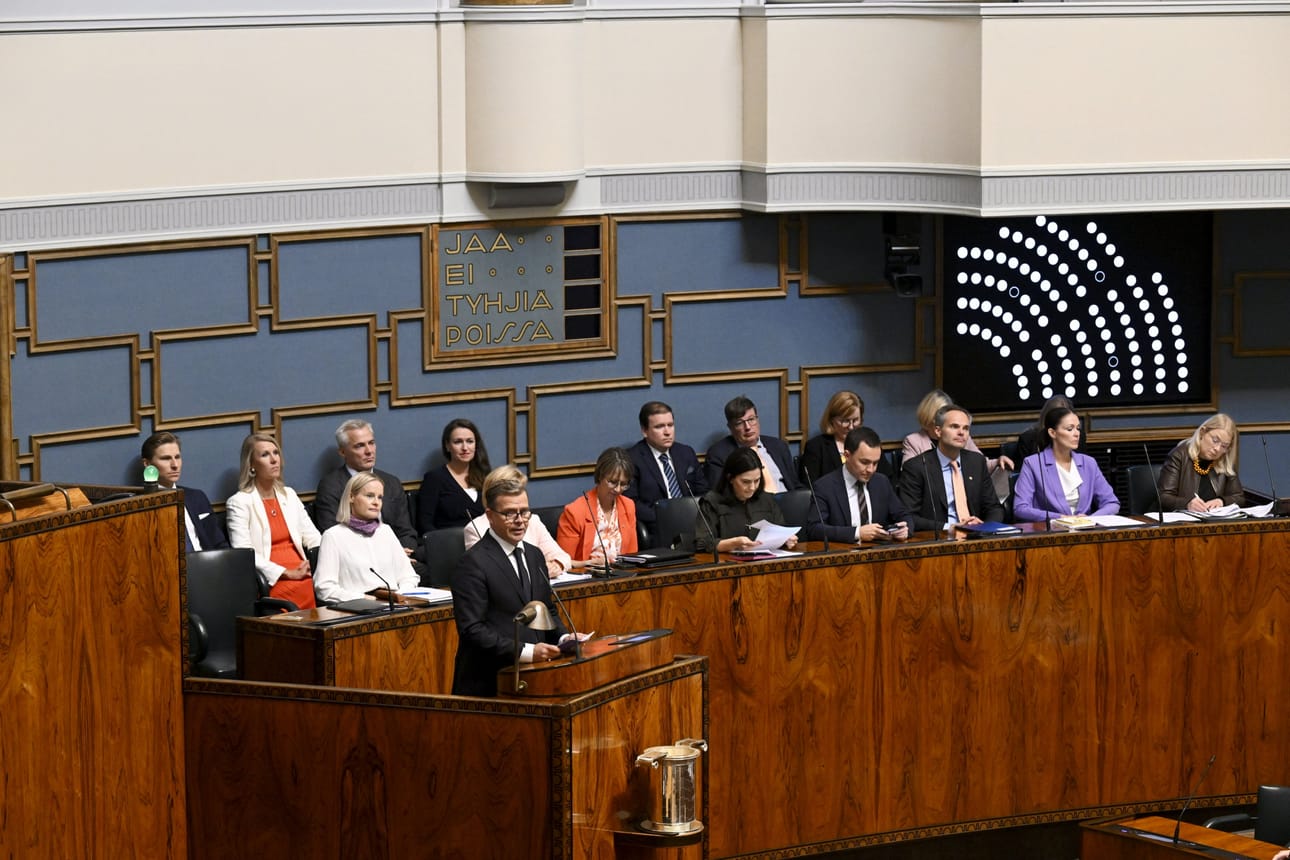 Pääministeri Petteri Orpon (kok.) avasi esittelypuheenvuorollaan eduskunnan keskustelun hallituksen rasismitiedonannosta. LEHTIKUVA / Markku Ulander