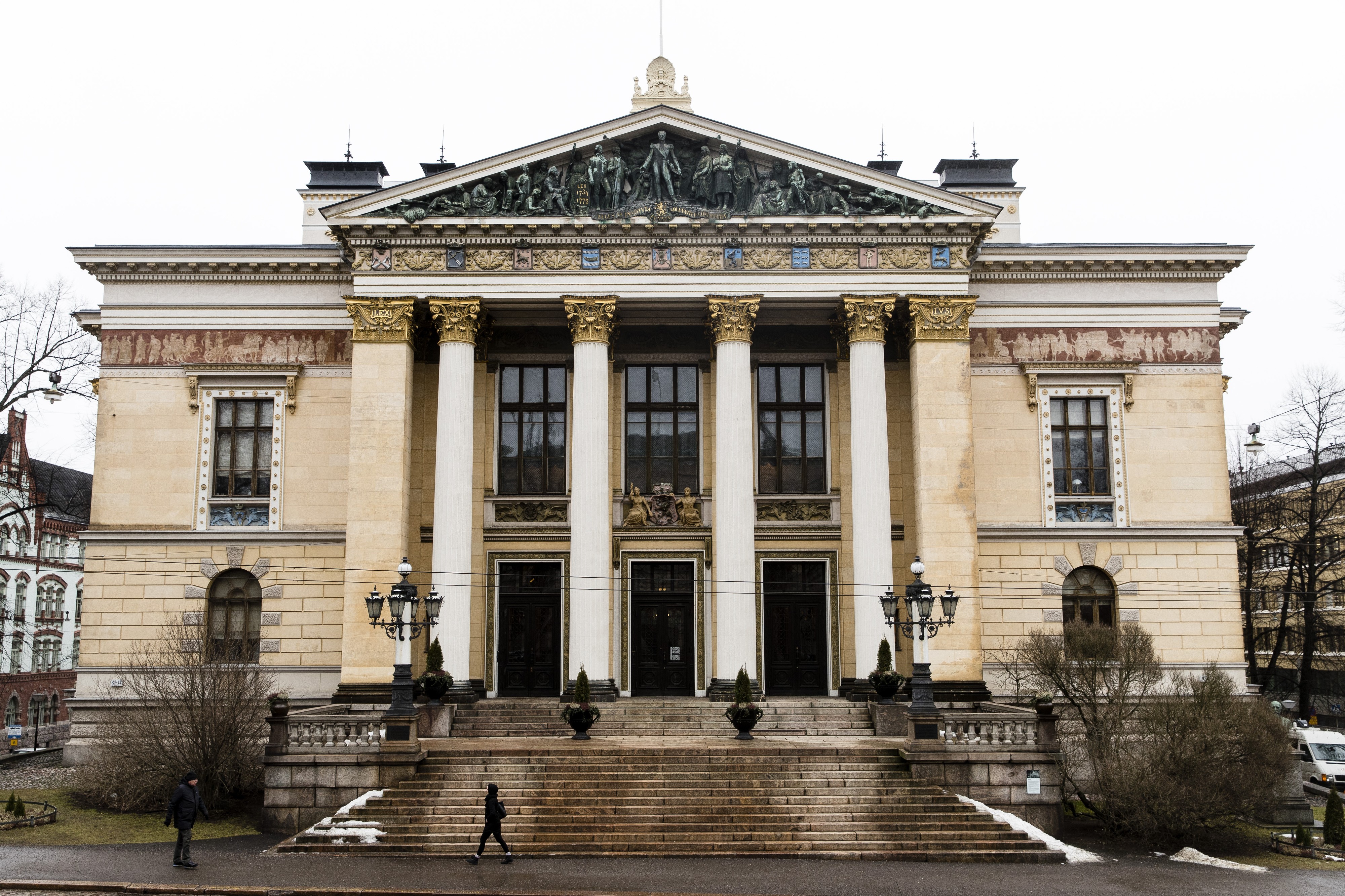 Presidenttiehdokkaat kokoontuvat illalla Helsingissä Säätytaloon. Paikalla on runsaasti paitsi kotimaista, myös ulkomaista mediaa.