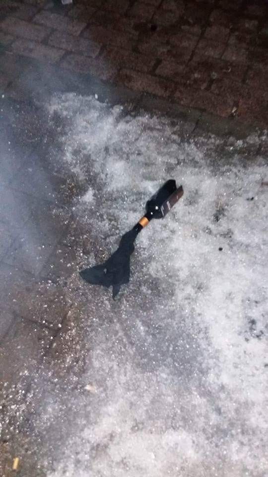 Mielenosoituksen järjestäjän mukaan tämä pullo heitettiin kohti telttaa.