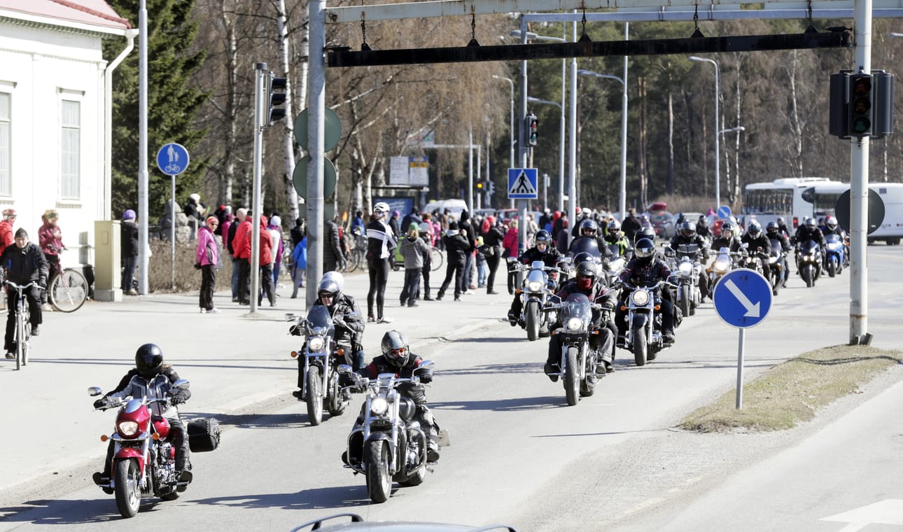Motoristikulkue liikkuu Ideaparkista Kuusisaareen kello 11.30-12.30. Arkistokuva.
