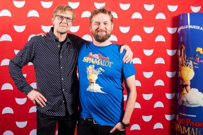 Mikko Koivusalo (vas.) pitää Törnävän kesäteatterin toteutusta Monty Pythonin Spamalotista loistavana. Kuvassa myös ohjaaja Mika Eirtovaara. KUVA: TOMI KOSONEN