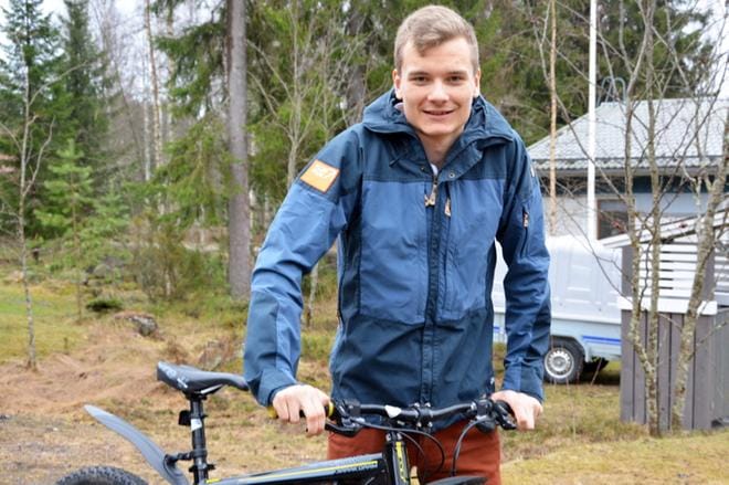 Kesällä Eero Aittolampi treenaa muun muassa juosten ja pyöräilemällä. KUVA: MIINA HAKALA