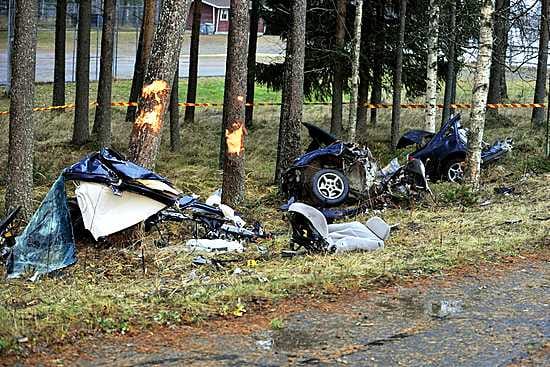 Henkilöauto tuhoutui täysin törmättyään puihin.