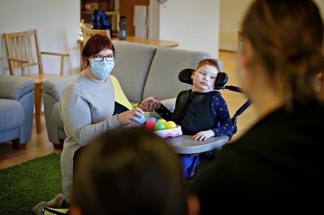 Kehitysvammaisten lasten lyhytaikaishoidon yksikkö Möttiäänen aloitti toimintansa syyskuussa. Kuvassa yksikön toimitusjohtaja Riitta Kangasluoma ja yksikössä asuva Aku-Aleksi Hämäläinen. KUVA: TOMI KOSONEN