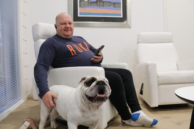 Kun Mika Kalliokoski on kotona, hänen konttorinaan on laiskanlinna olohuoneessa ja kaverinaan englanninbulldoggi Tyson. Yhteydet maailmalle hoituvat kännykällä. KUVA: ANU NAHKALA