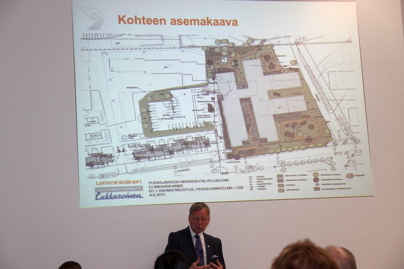 Kauppatien ja Iijoen väliin nykyisen Honkakodin paikalle rakennettavaa 54-paikkaista hoivakotia esitteli valtuuston kokouksessa Lemminkäisen liiketoimintajohtaja Esa Kemppainen.
