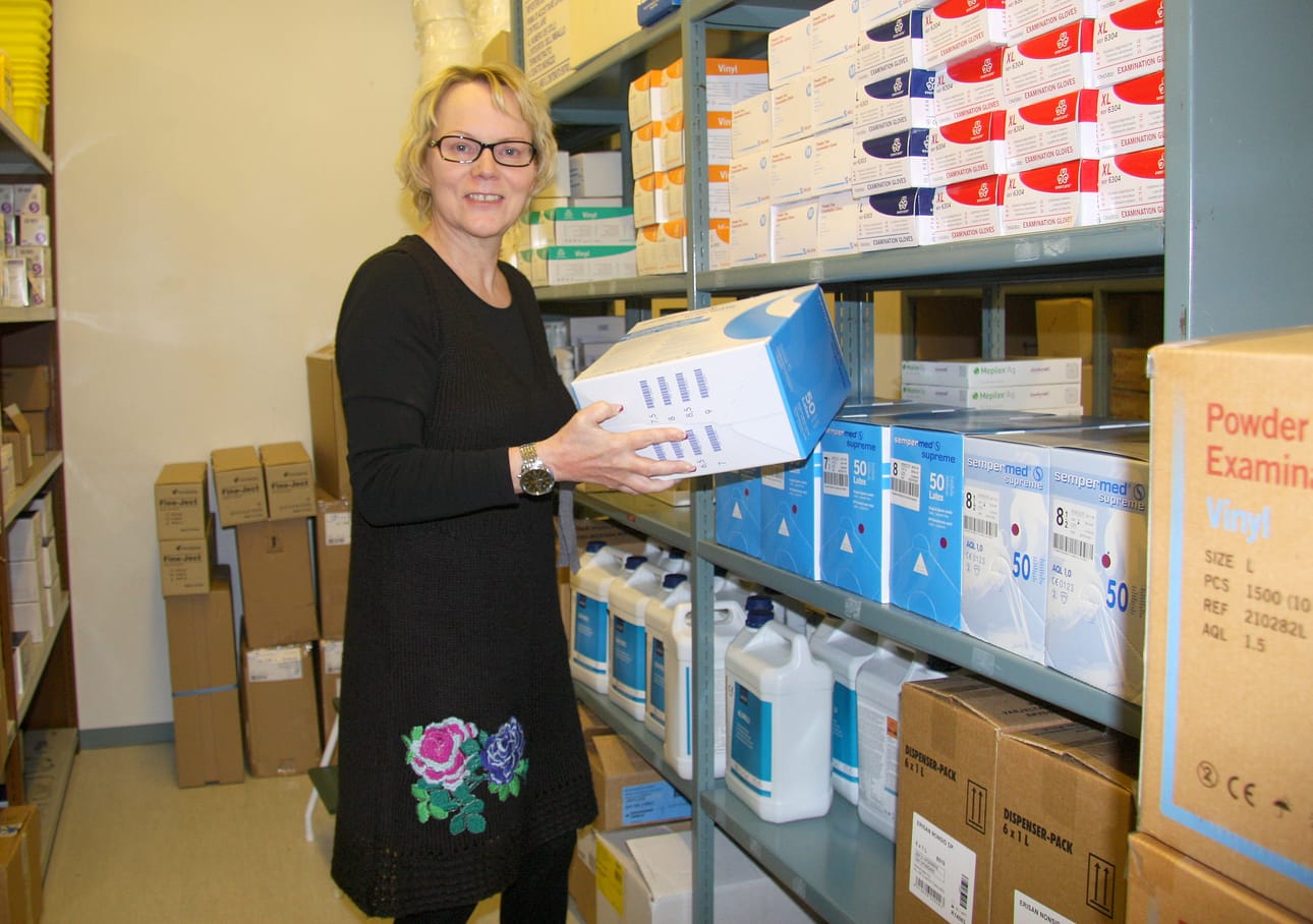 Posion kunnan säästöleikkuri iskee hyvinvointipalveluiden toimialalle melko kovalla kädellä, sillä käyttötaloudessa vain toiminnan kannalta välttämättömät tarvikkeet, kuten lääkkeet ja hoito- ja elintarvikkeet voidaan hankkia sekä vain lakisääteiset palvelut hoitaa. Palvelujohtaja Saara Kuusela tarkisti terveyskeskuksen lääke-ja tarvikevaraston tilanteen keskiviikkona.