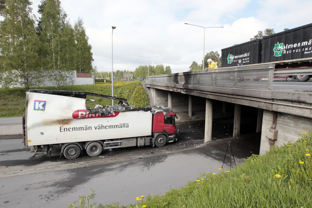 Elintarvikkeita kuljettanut rekka törmäsi siltaan moottoritien alittavalla alikulkusillalla Oulun Laanilassa perjantaina puoli kolmen aikaan.