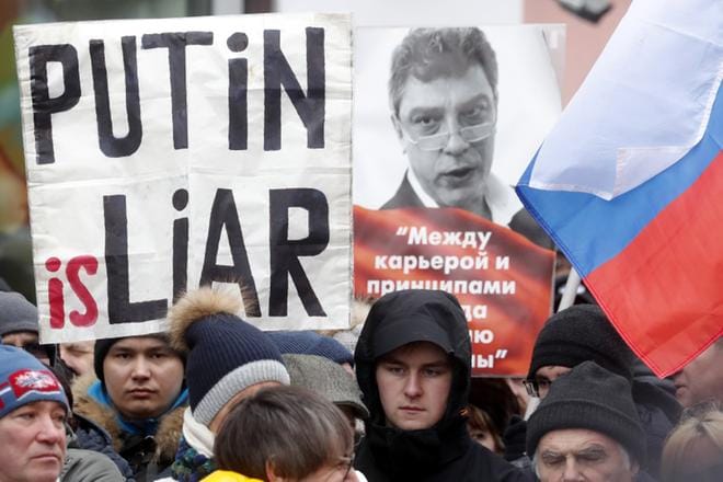Oppositiojohtaja Boris Nemtsovin murhan vuosipäivän mielenosoituksessa Moskovassa 24. helmikuuta oli esillä juliste, jossa presidentti Vladimir Putinia nimitettiin valehtelijaksi. Tällaisista väitteistä voi vastaisuudessa seurata Venäjällä vankeutta. KUVA: EPA/MAXIM SHIPENKOV