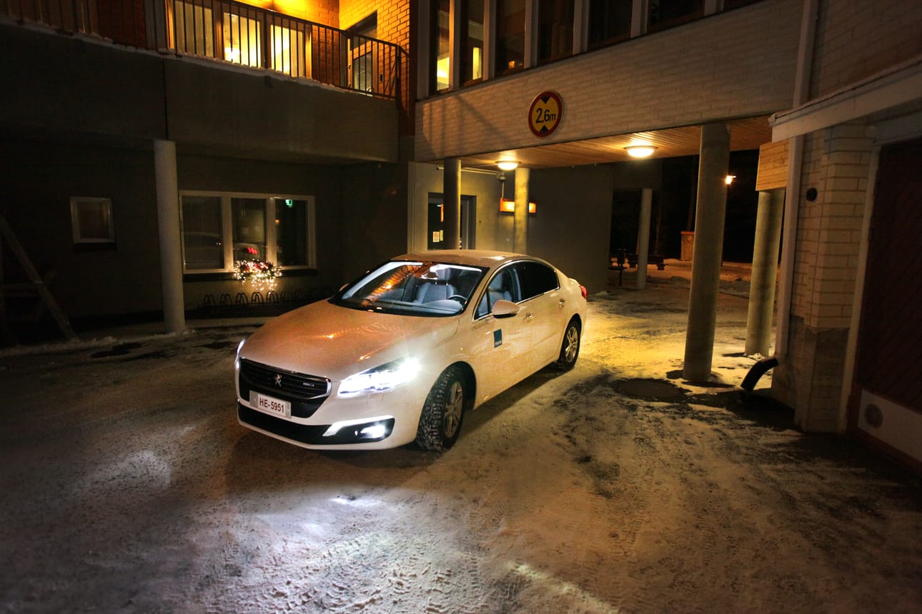 Ohjaamon valaistus on monipuolinen. Mitarit ja kaiki naput erottuvat myös yöllä. Lisäksi myös jalkatilaan saa tarvittaessa valot.