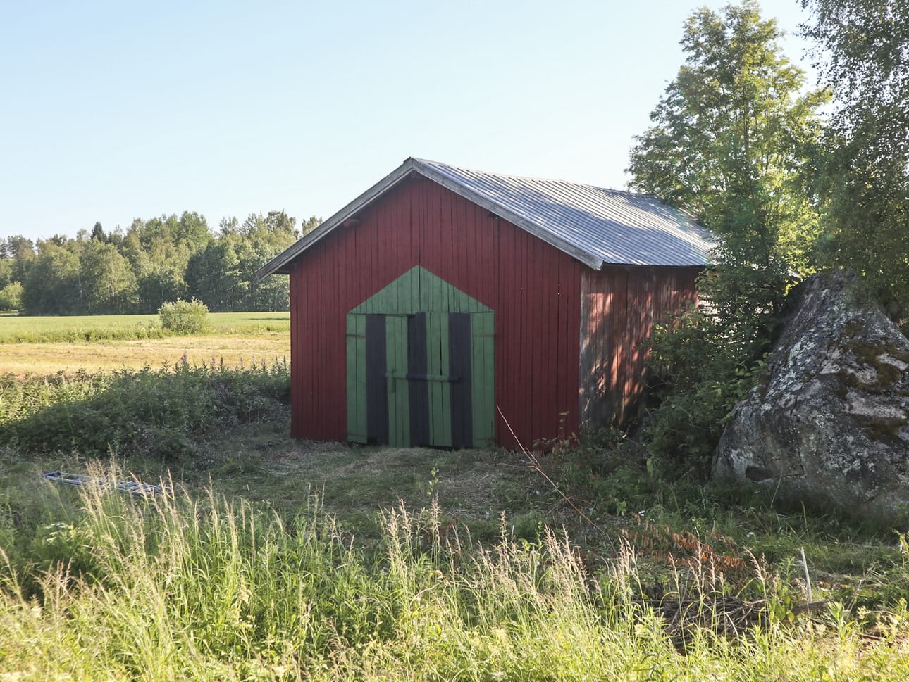 Viime vuoden heinäkuussa valmistunut LatoLato tuo taiteen osaksi arkista maisemaa. Teoksen värit ja sommittelu on suunniteltu suhteessa ladon mittasuhteisiin, rakennuksen ominaispiirteisiin ja ympäröivään luontoon.