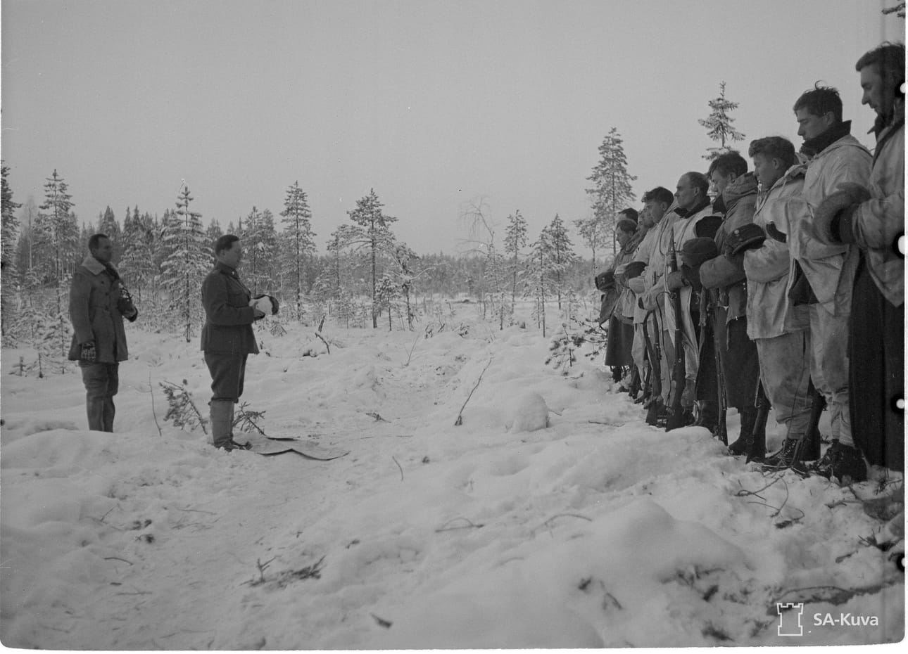 "Marokon kauhun" Aarne Juutilaisen (vas.) komppania hartaudessa Kollaalla jouluna 1939.