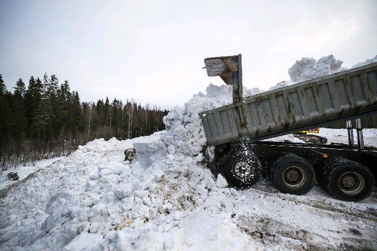 Myrgrundin lumenkaatopaikka on tarkoitettu kiinteistöjen lumille, ja siellä on portin avauksen perusteella kertamaksu. Kaupungilla on kaksi omaa lumenvastaanottopaikkaa